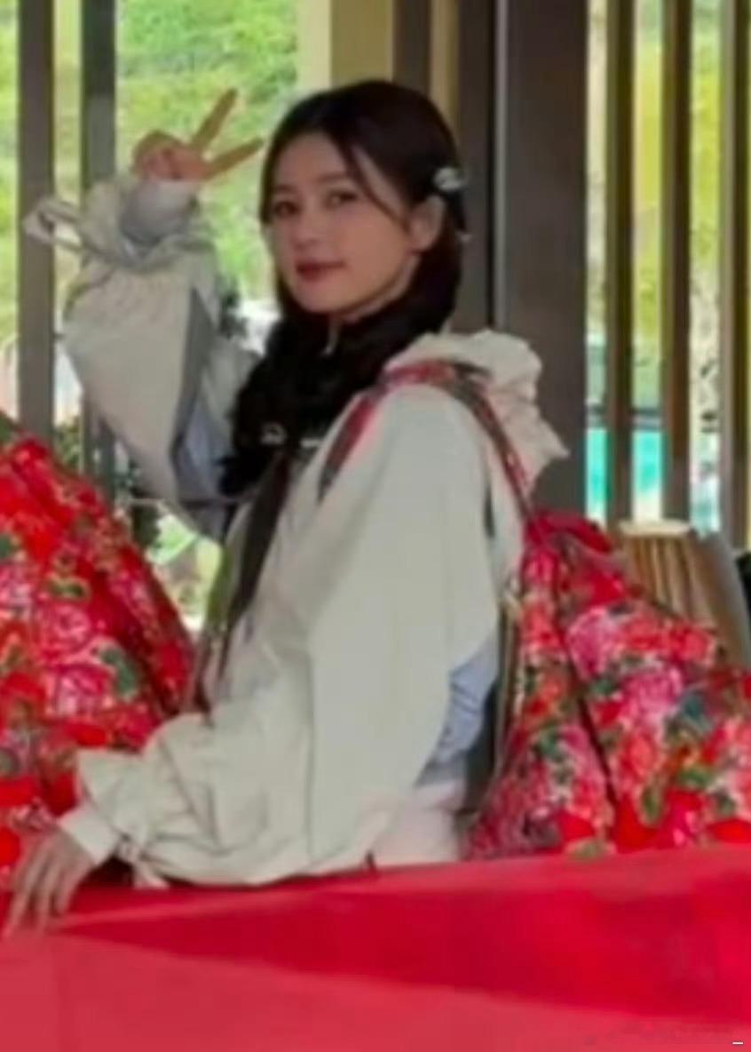 #白鹿小小的人背大大的包##白鹿[超话]#我嘞个豆啊，没点进来之前我以为就是个日