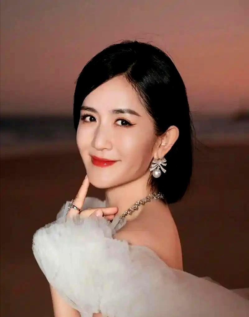 朋友刷卡15万救急，她扭头只还了3万。
 
包文婧在车上小声提醒，上次还的是人民