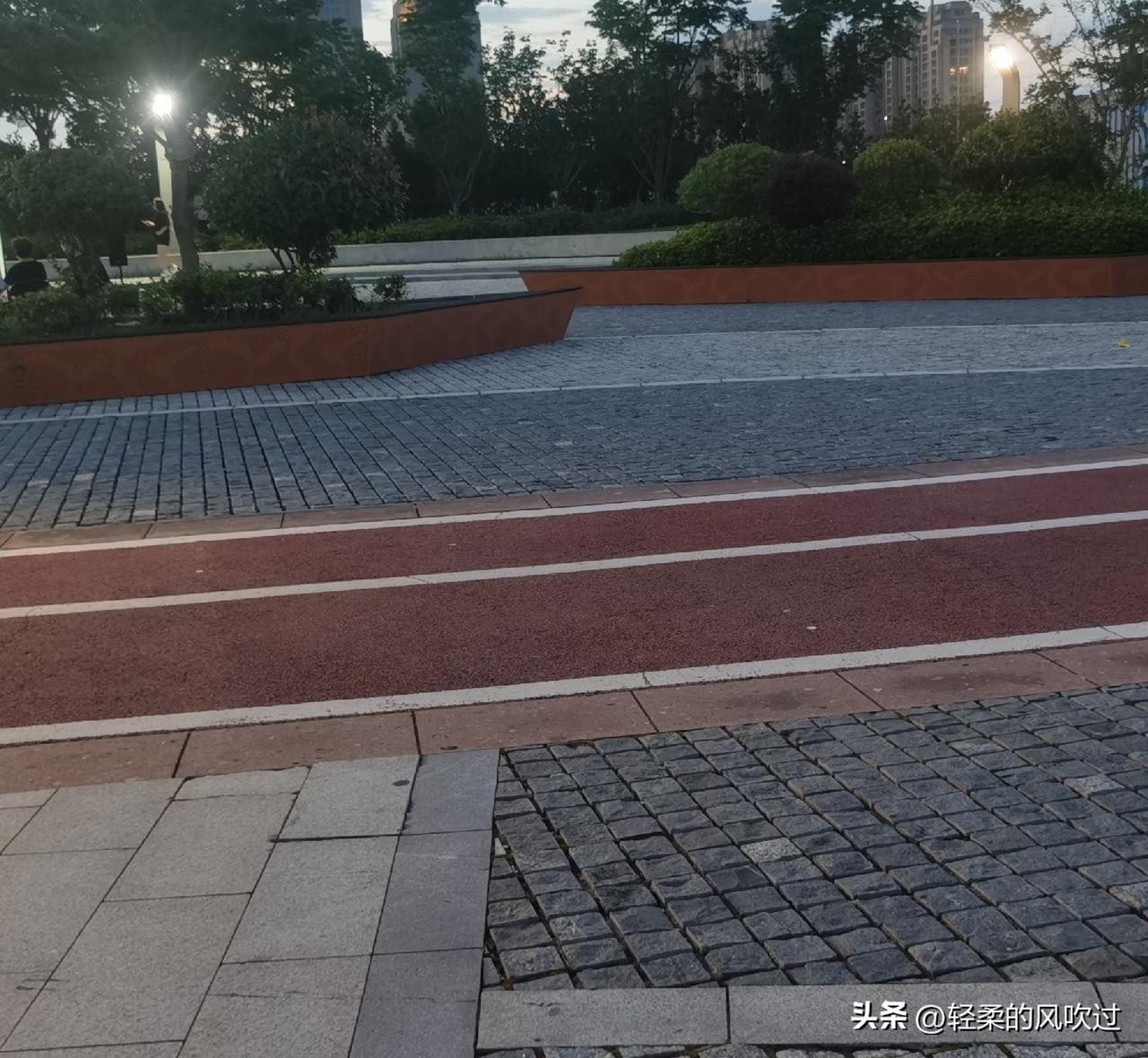 他是一个农村老人，年轻时被老婆压着，年老后还是被老婆压着，从结婚直压到他老婆中风