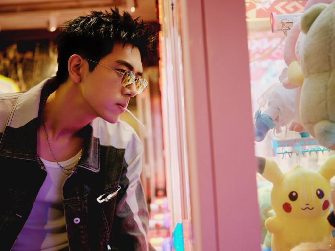 #李现男高即视感# 看到李现在台上打游戏，回忆如潮水般涌来。韩商言的身影在脑海中