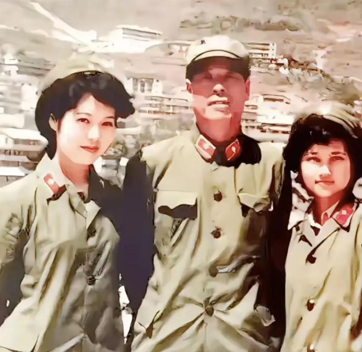 1986年，成都军区司令员傅全有将军，在老山前线视察期间，一张罕见的留影，当时的