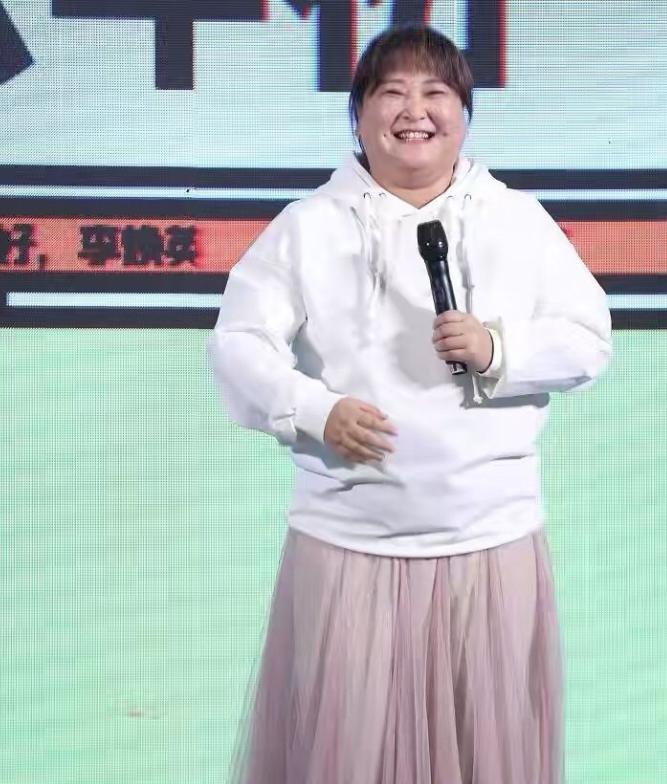 大家知道吗？贾玲最近在外貌上大变样，网上讨论得火热！这胖瘦之间，竟然成了娱乐圈的