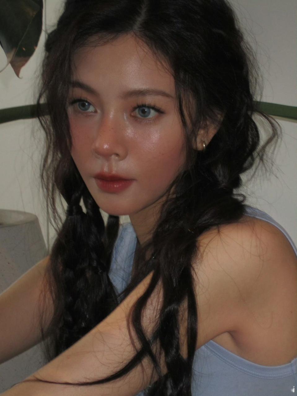 宋妍菲[超话]宋妍霏黑皮辣妹王亚飞给宋妍霏化的仲夏灼热妆 CC的仲下灼热妆好美！