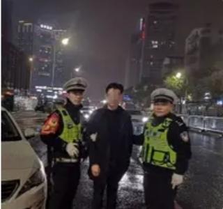 扬州丈夫酒后赌气冲高速，妻子含泪报警：这一次“大义灭亲”，救了他一命！
 
都说