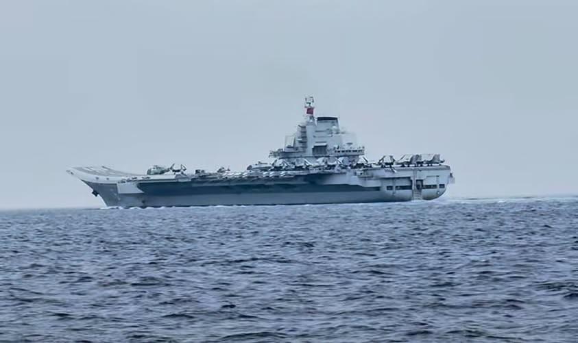 菲律宾媒体近日发布消息，当地渔民在苏禄海拍到辽宁舰航母战斗群，当时编队正通过巴西