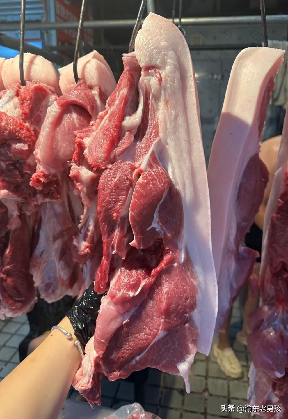 这是我家肉铺卖的外三元猪肉，和别的肉摊不同的是，他们卖的外三元猪来自大型养猪场，