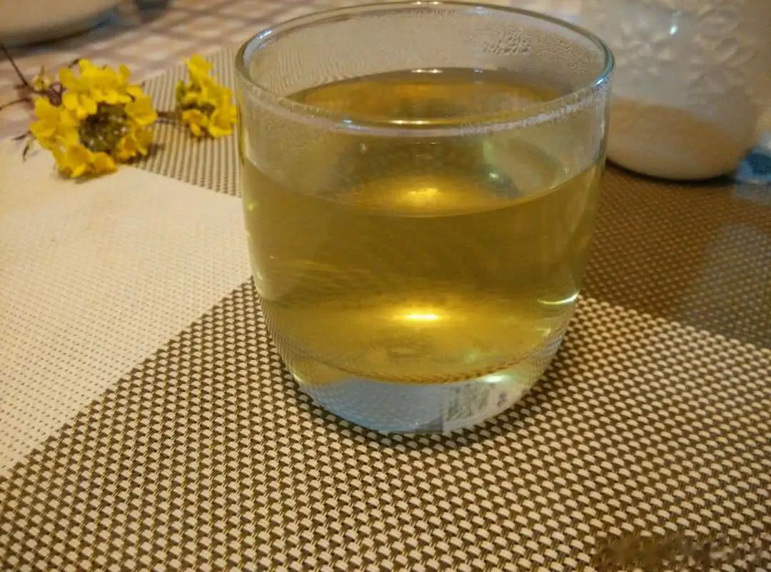 孩子夏季没食欲，来杯北沙参甘蔗汁​准备：北沙参、鲜石斛、麦冬、玉竹、山药、甘蔗汁