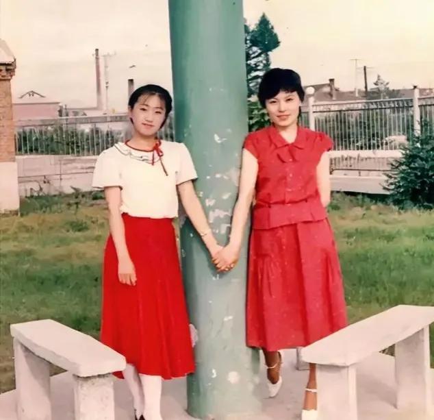 90年代初，一个年轻的主持人，留下的老照片，镜头中的她穿着一袭红色连衣裙，留着一