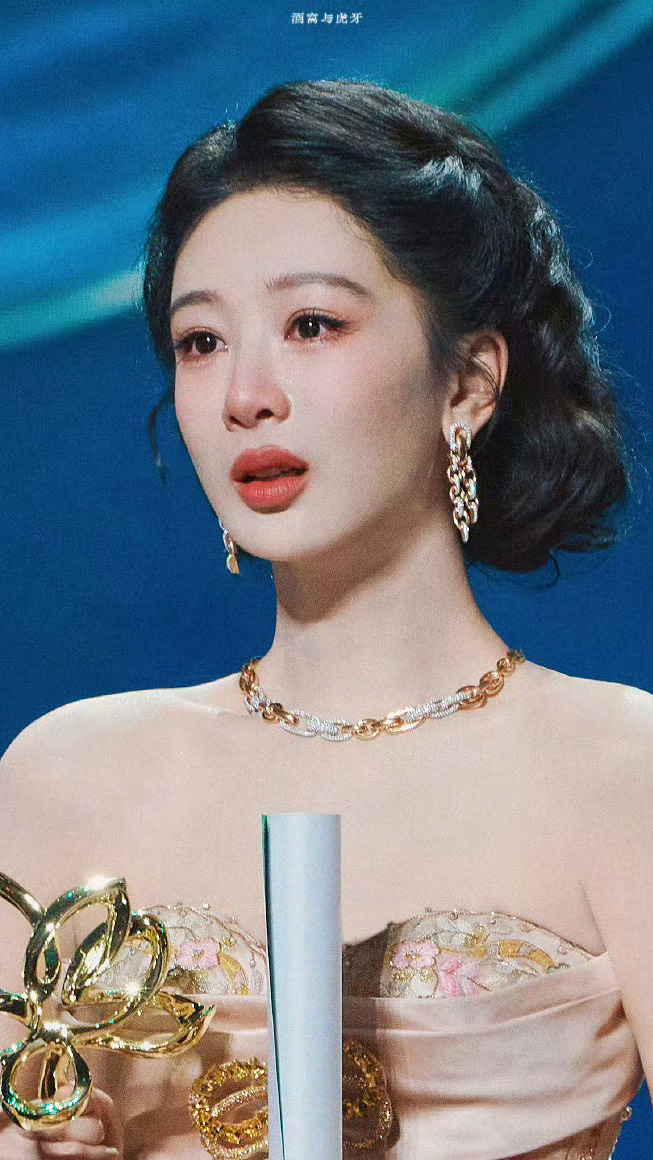 当我们恭喜紫妹拿下视后期待杨紫更多精彩作品 