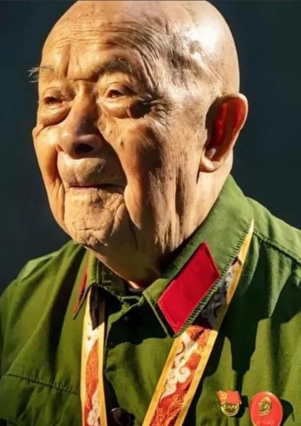 抗美援朝时，他一人歼敌400余人，立下汗马功劳，复员时，却因工作人员写错一字，苦