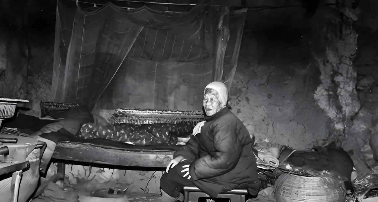 1940年山东月庄村，周大娘家的八路军战士喝上浓稠小米粥时，班长突然拍桌：“这粥