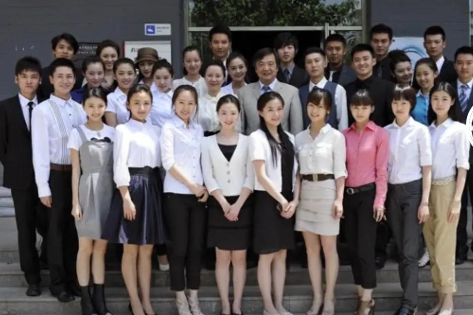 这张照片拍摄于2011年北影07级表演班的合影，照片上的郑爽很一般，可楚雨荨是她