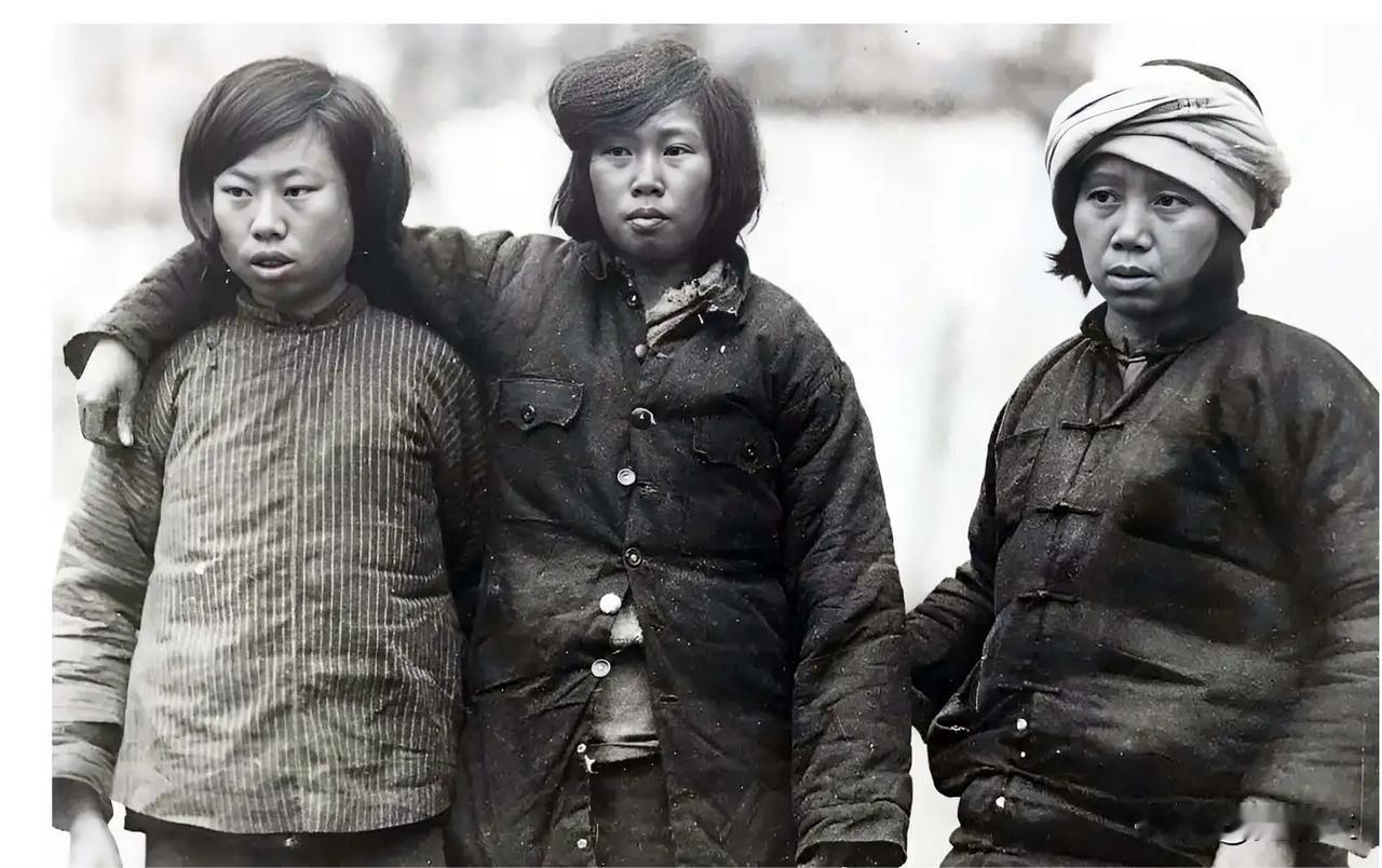 这张照片里的三人，是在1935年被反动派俘虏的三位女红军，而最右侧的，便是新四军