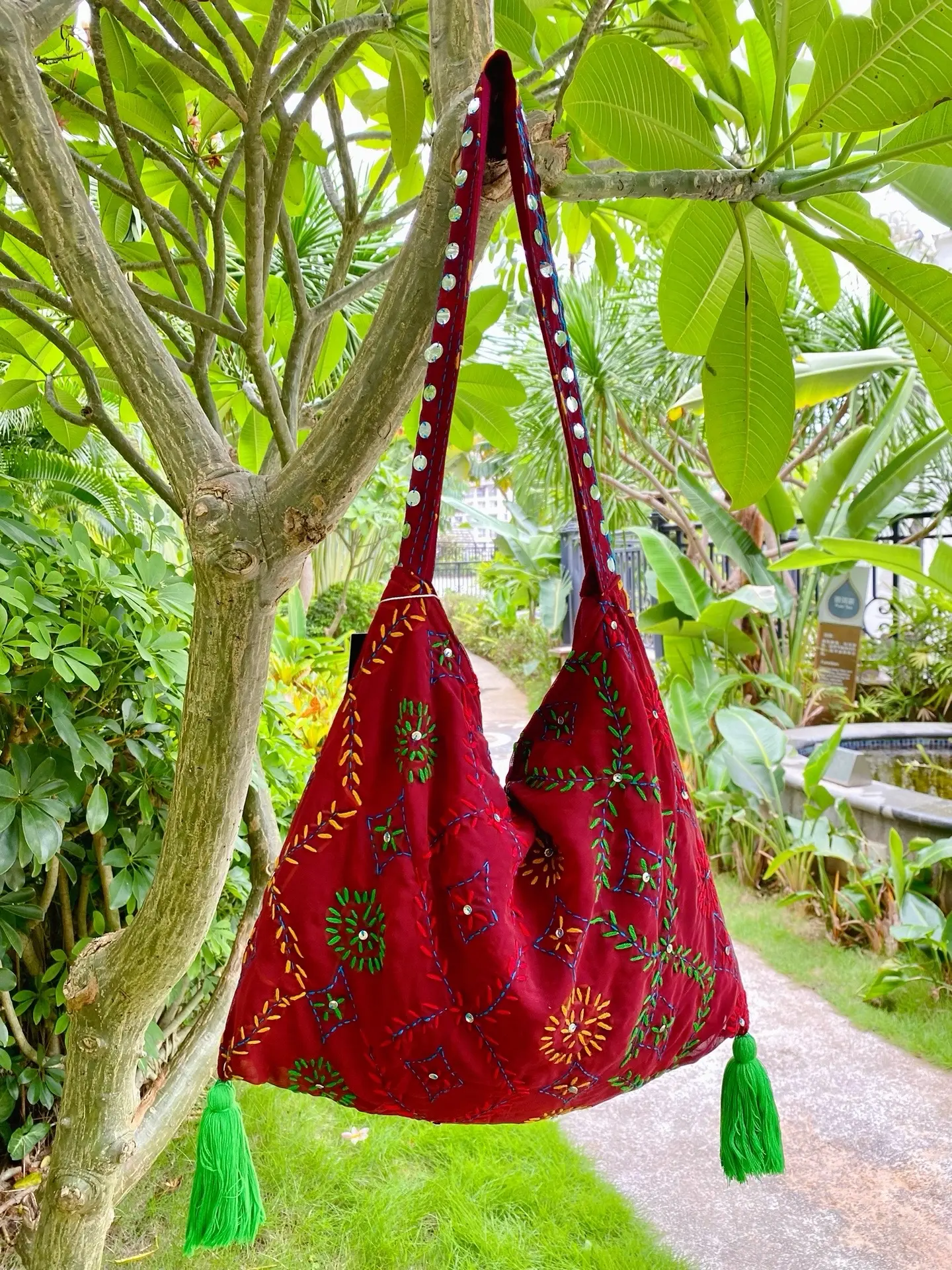 “泰国小众品牌手工绣花包包。”