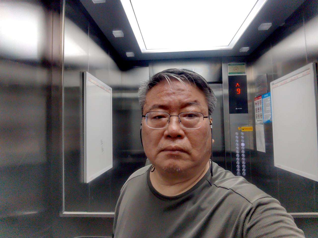 午午饭后，缓步三公里。解了宿醉。回家路上路边10块钱剃了头。
​今天天大热，35