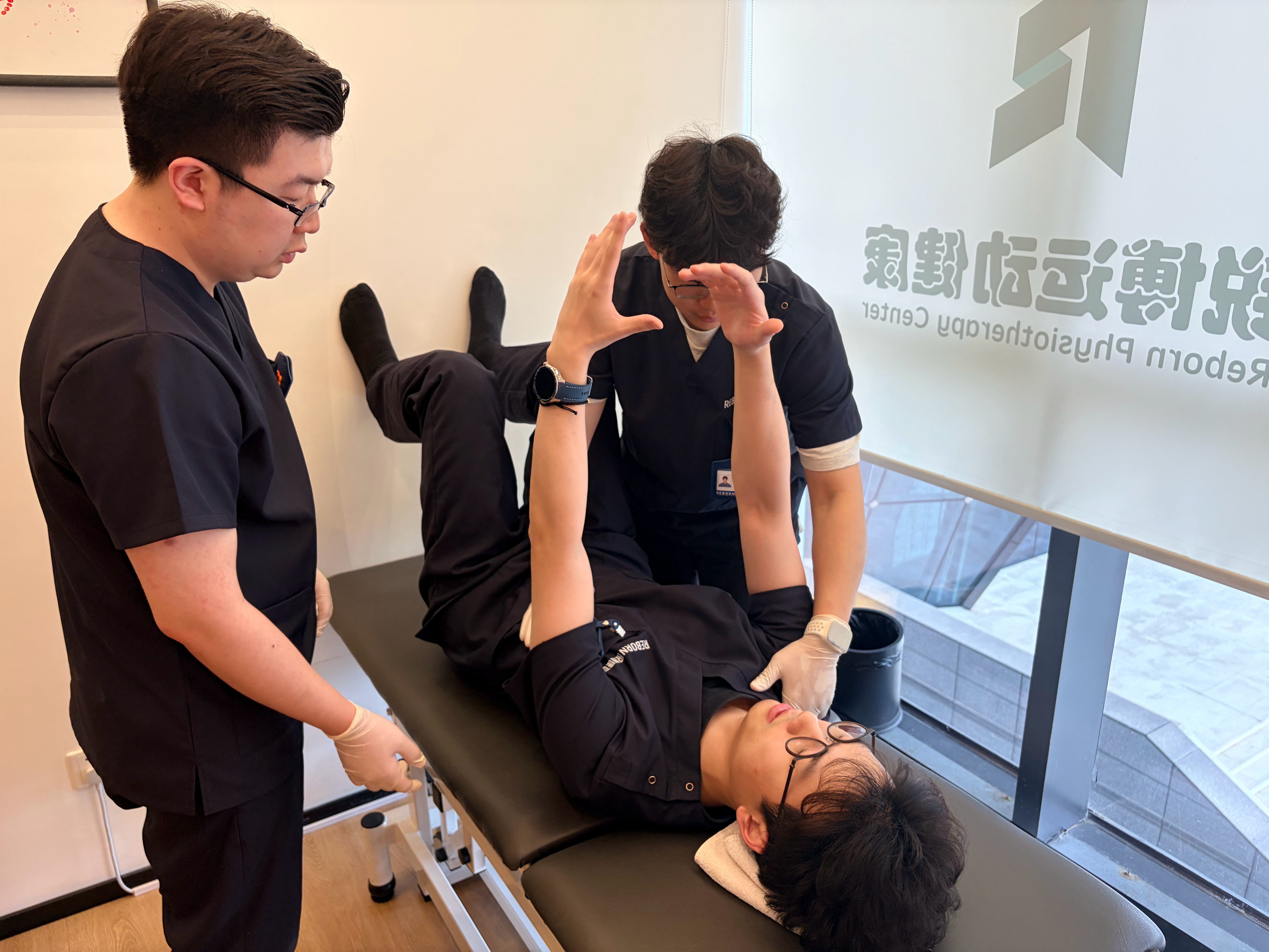 锐博康复 康复技术交流时刻——你们有认出，这是哪几个门店不