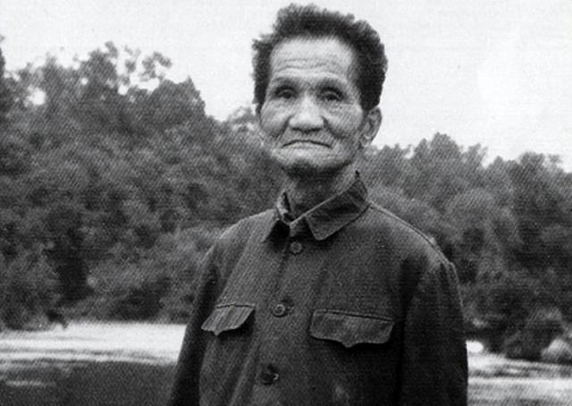 1947年8月18日重庆白公馆监狱，被囚禁十三年的地下党员韩子栋（华子良原型），