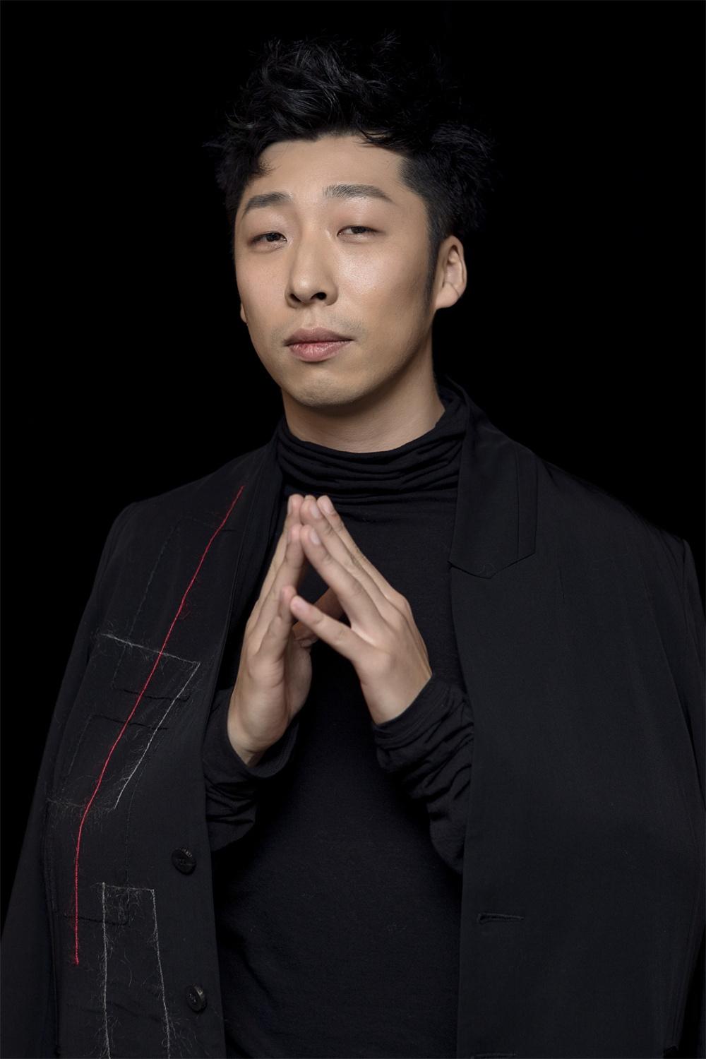 演员，张子贤，毕业之后，进了一家影视公司，月薪三千五，不到月底就花光，还得家人给