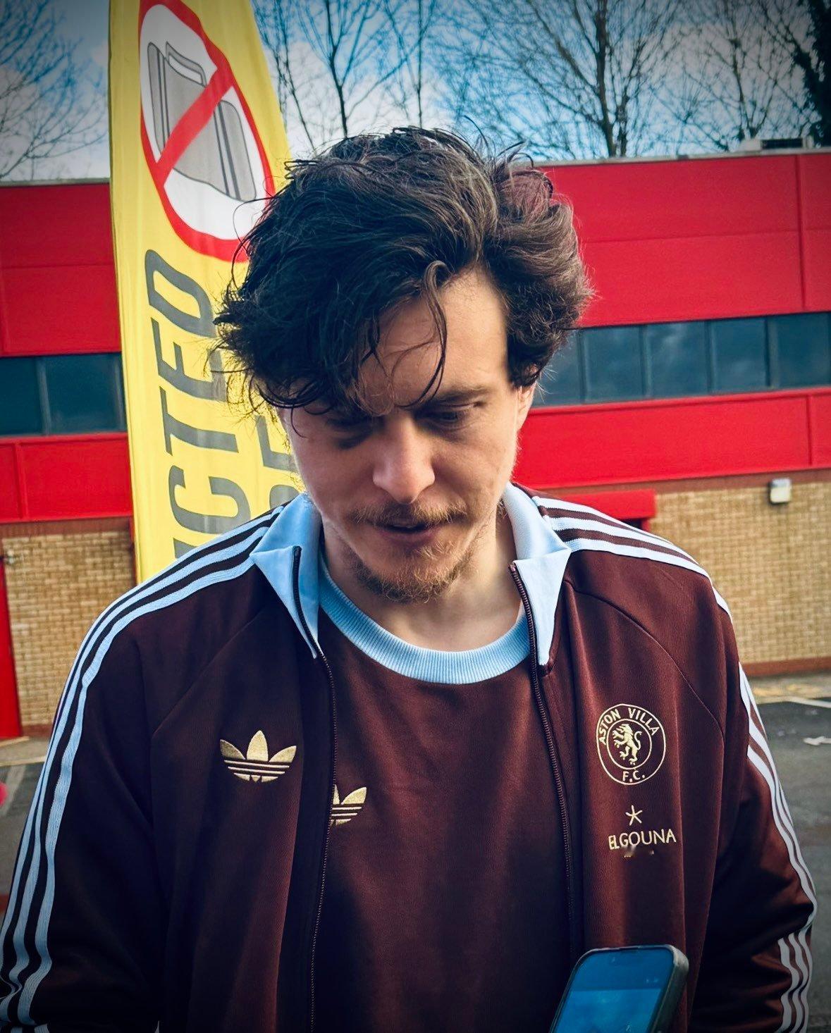 在登上球队大巴之前，林德洛夫在老特拉福德球场外为球迷签名以及合影。曼联