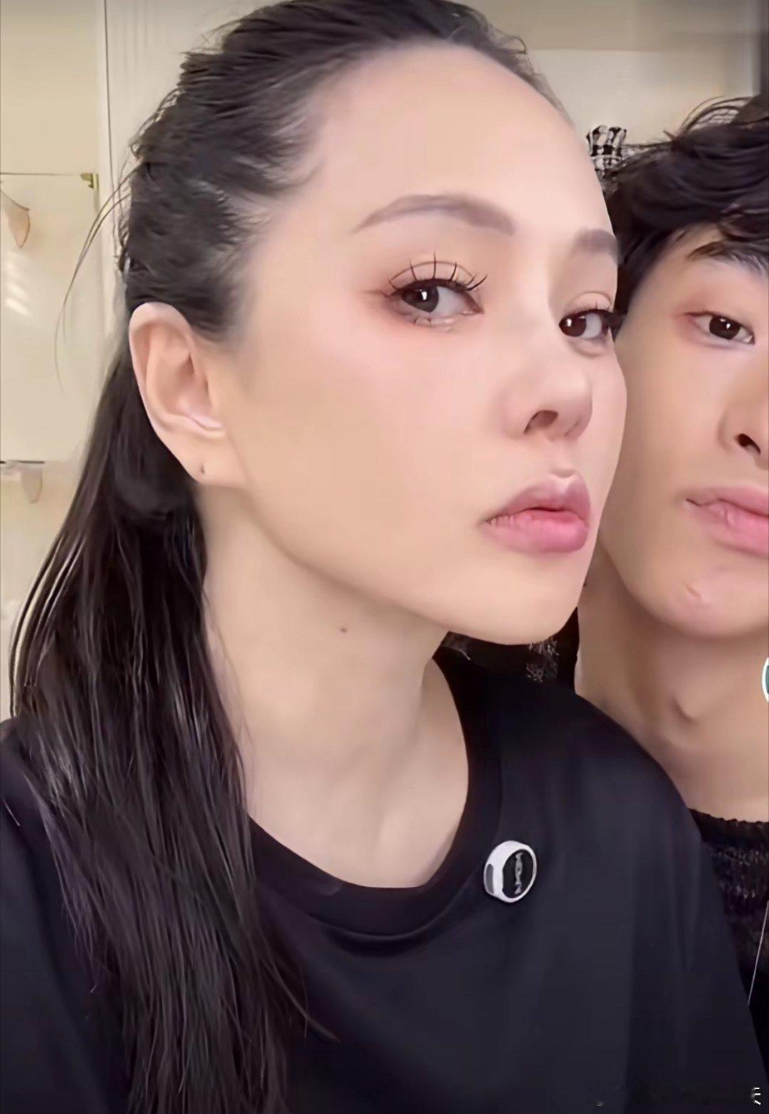 哇哦，我儿子给我化的妆，绝了。这是不扫兴的妈妈，伊能静，让儿子在她的脸上尽情发挥
