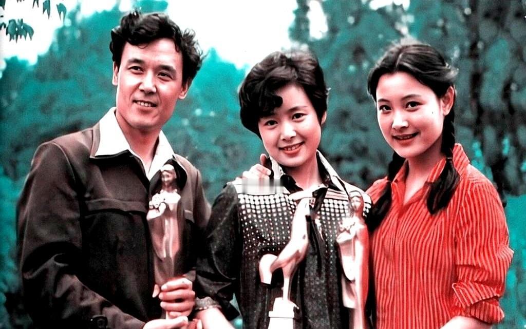 能认识这三位演员，证明你不是一般人！

不瞒您说，我盯着右边那位姑娘看了半天，愣