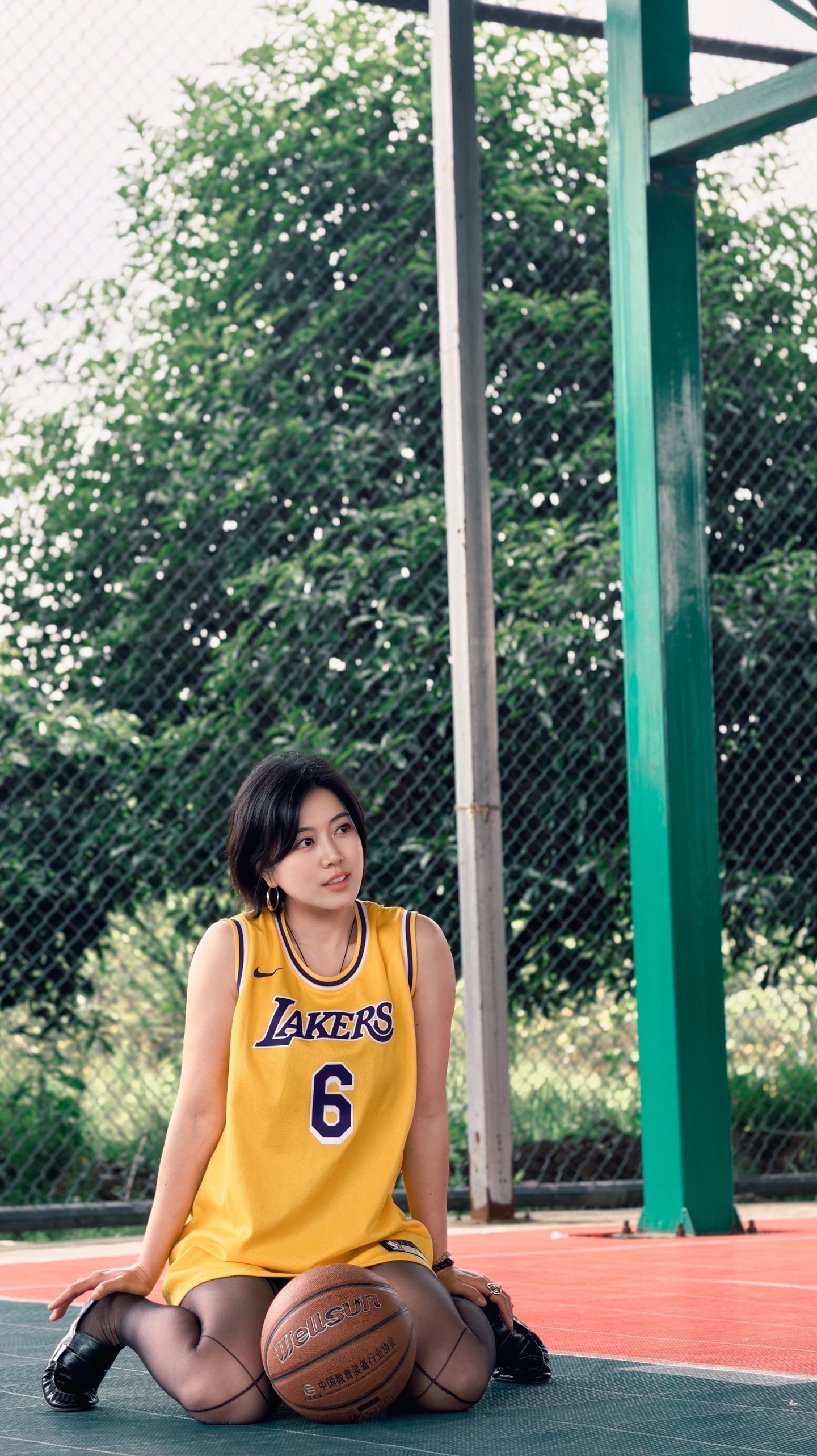 篮天下穿球衣的女孩 申请防守詹姆斯！Images via 詹詹得意 向鹏止步太原