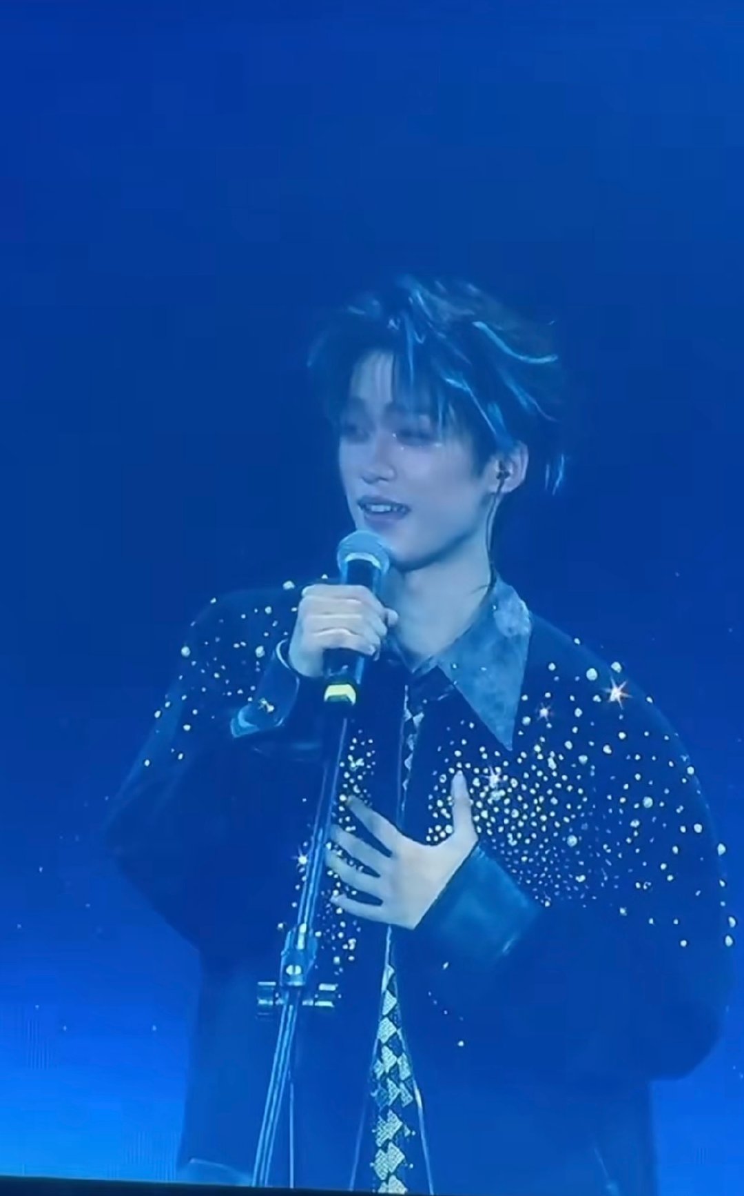 梓渝音乐节大屏梓渝全开麦 大屏里的他连发丝都在发光，帅得自带焦点！全开麦时的声线