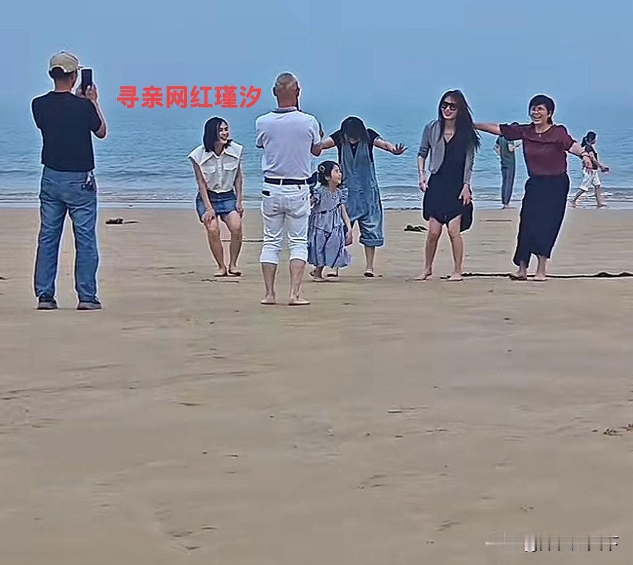 寻亲网红单亲瑾汐带着亲生父母来到了福建养父母这里，两家人首次会面特别热闹，从此以