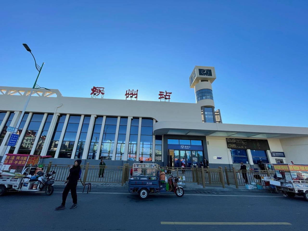  #旅游# #涿州# 涿州火车站还是有点穿越的感觉，就在毗邻车站的主干道，竟然变