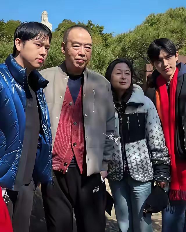 陈凯歌这几年是真见老啊，看近照里的皱纹和花白头发，哪还有半分当年拍《霸王别姬》时