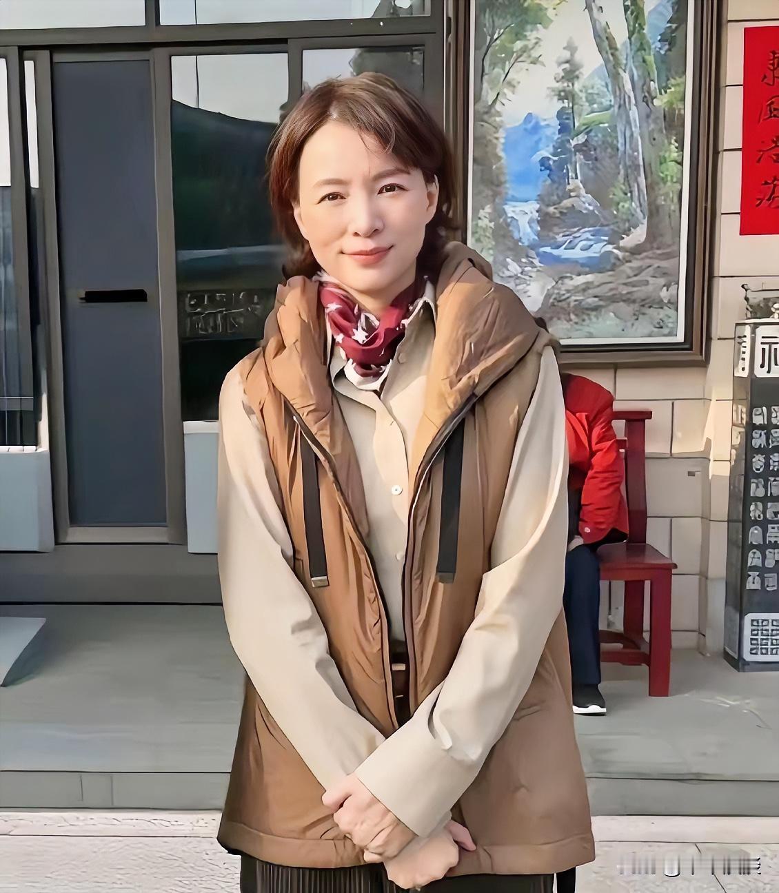 53岁的董卿大年初二回江苏亲戚家吃饭，照片一出来就引发热议。她穿着羽绒马甲，搭配