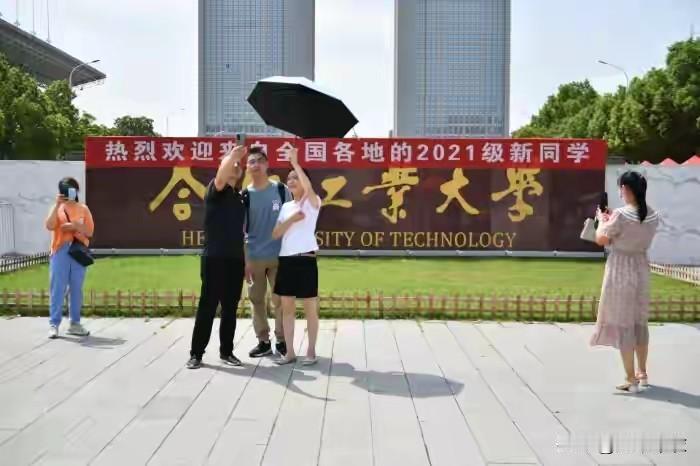 致正年轻的你进入大学门，土鸡展翅变凤凰，从此遨游智慧人生。