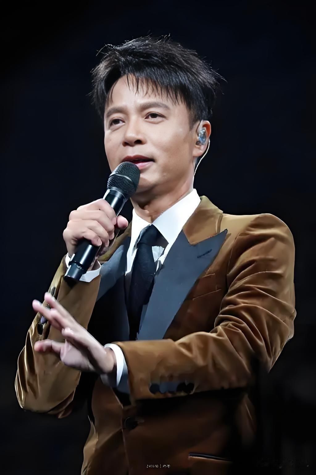 李克勤写下励志金曲《红日》。当年事业遇冷，一度被行业冷落，他在低谷夜里，写下了这