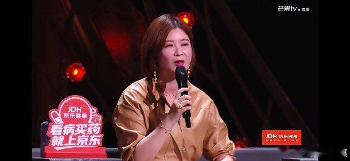 齐思钧救场杜华 杜华 差点让披哥停播 这段直播名场面我反复刷了四遍！杜华临场发言