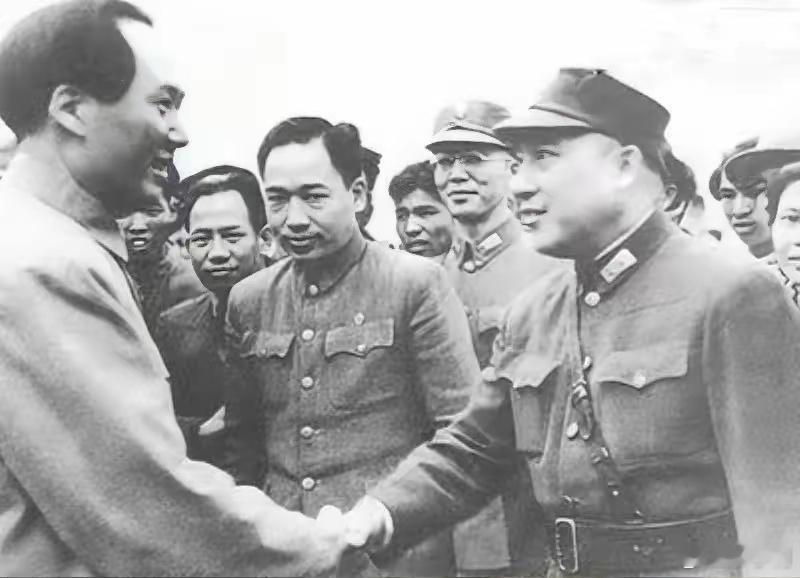 历史那些事 重庆谈判中，伟人就是伟人，自有其强大的气场，即使在国军众将领簇拥中，