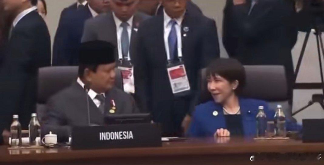 胖哥论坛[超话]闽大评高市早苗滑动椅子靠近印尼总统交谈 高市打破常规的非正式接触