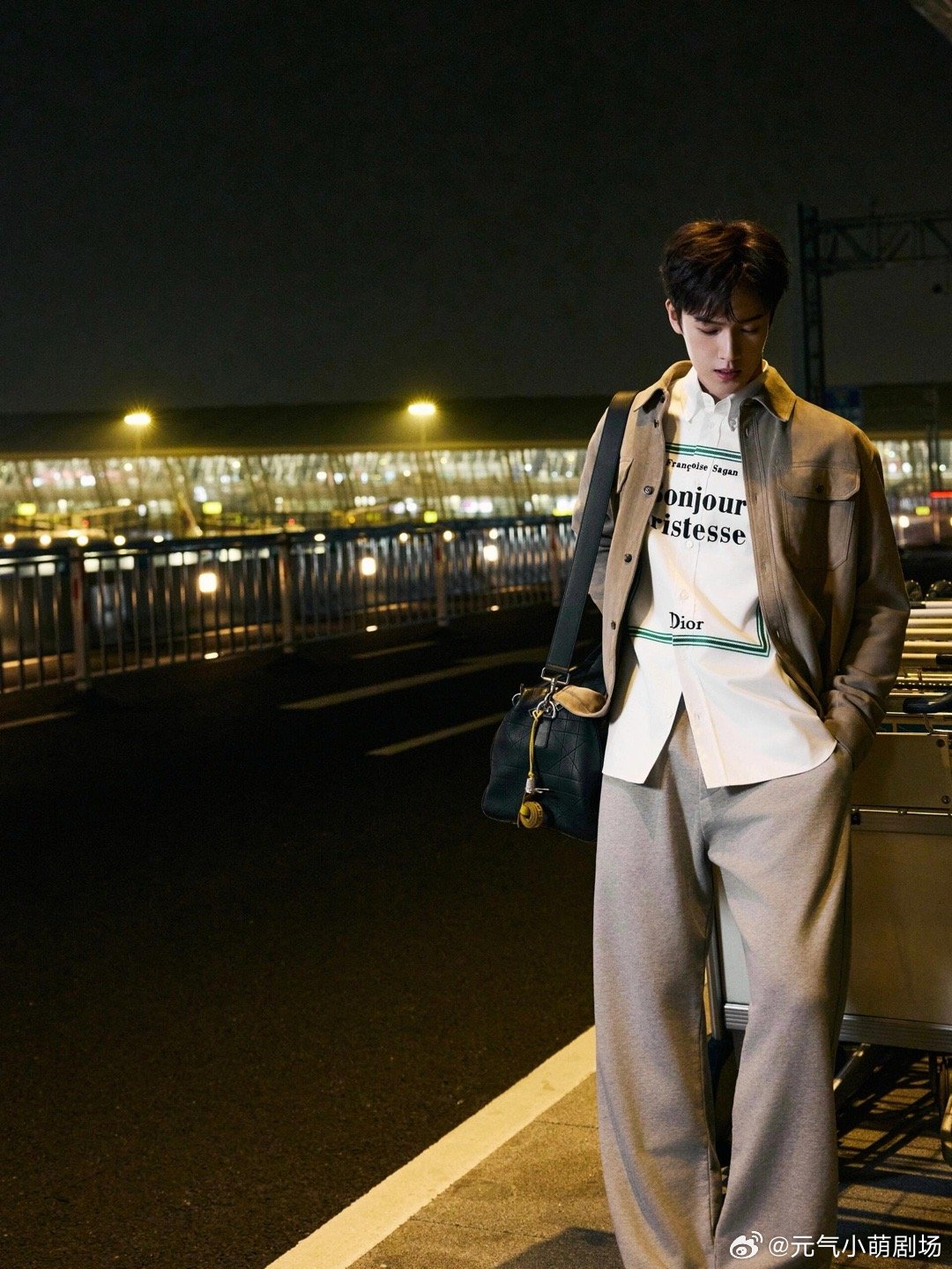 李昀锐到达巴黎！准备参加Dior秋冬大秀麂皮衬衫搭配灰色羊毛裤，松弛感和时尚感兼
