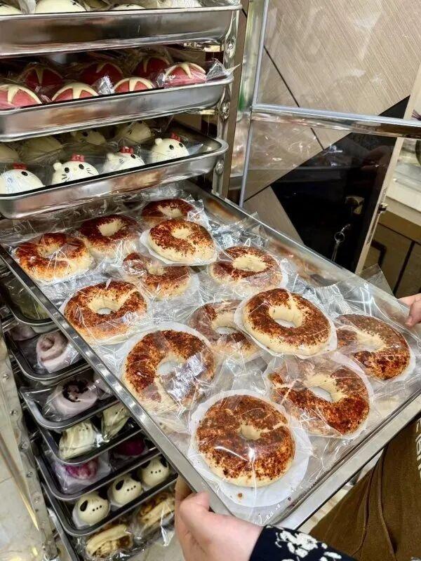 武汉姑娘陈佳钰开了一家社区馒头店，馅料自己炒，卖卡通造型、全麦等花式面点；极目新