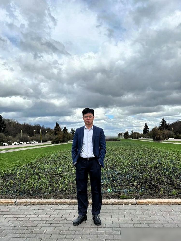 好男人就在身边。
​
你却看不见。
​
1.稳定
​
他有份稳定工作。
​
不泡