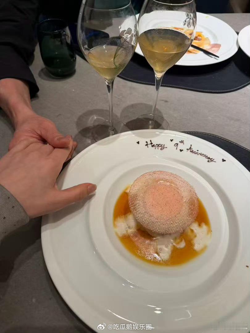 郭富城晒结婚9周年约会照郭富城晒结婚9周年合照九年婚姻依旧热恋模样，二人牵手共进