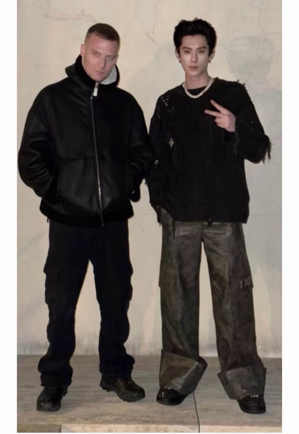 纪梵希前总监Matthew Williams上传了王鹤棣合照，即将发布联名款。 