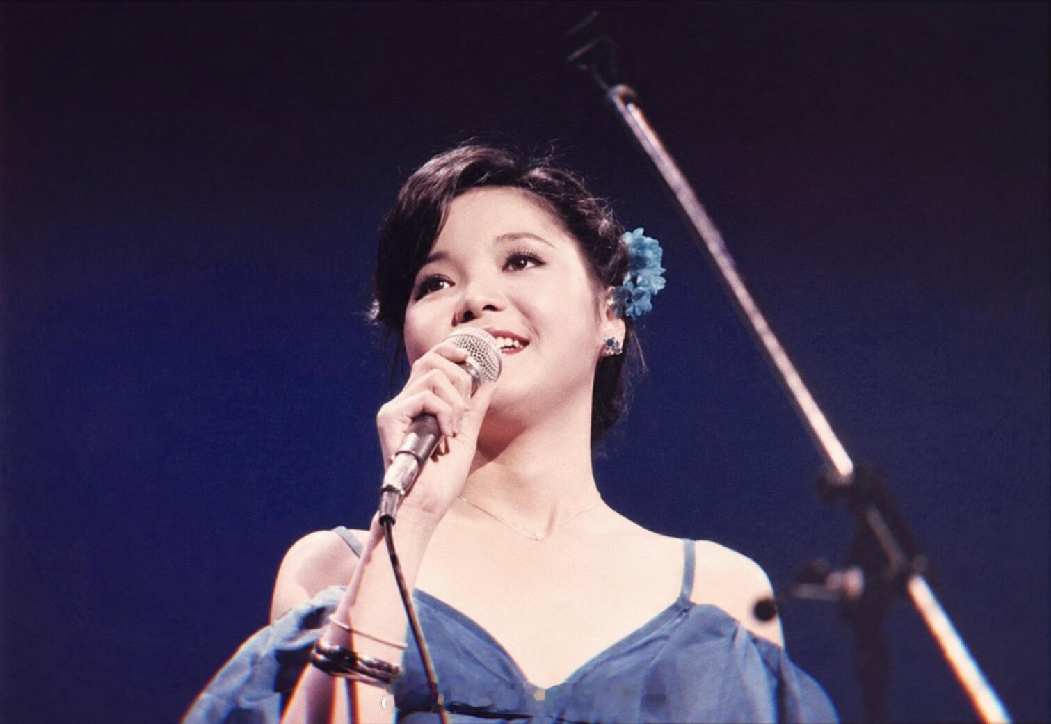 1978年7月20日，在东京川崎产业文化体育馆举行个人演唱会。（小红书）邓丽君邓