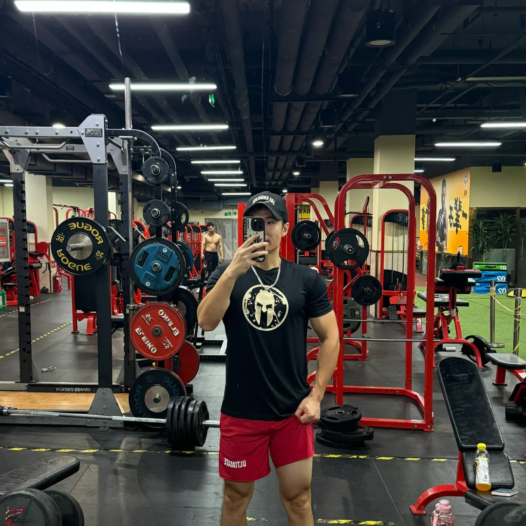 果然穿上T恤毫无训练痕迹啊