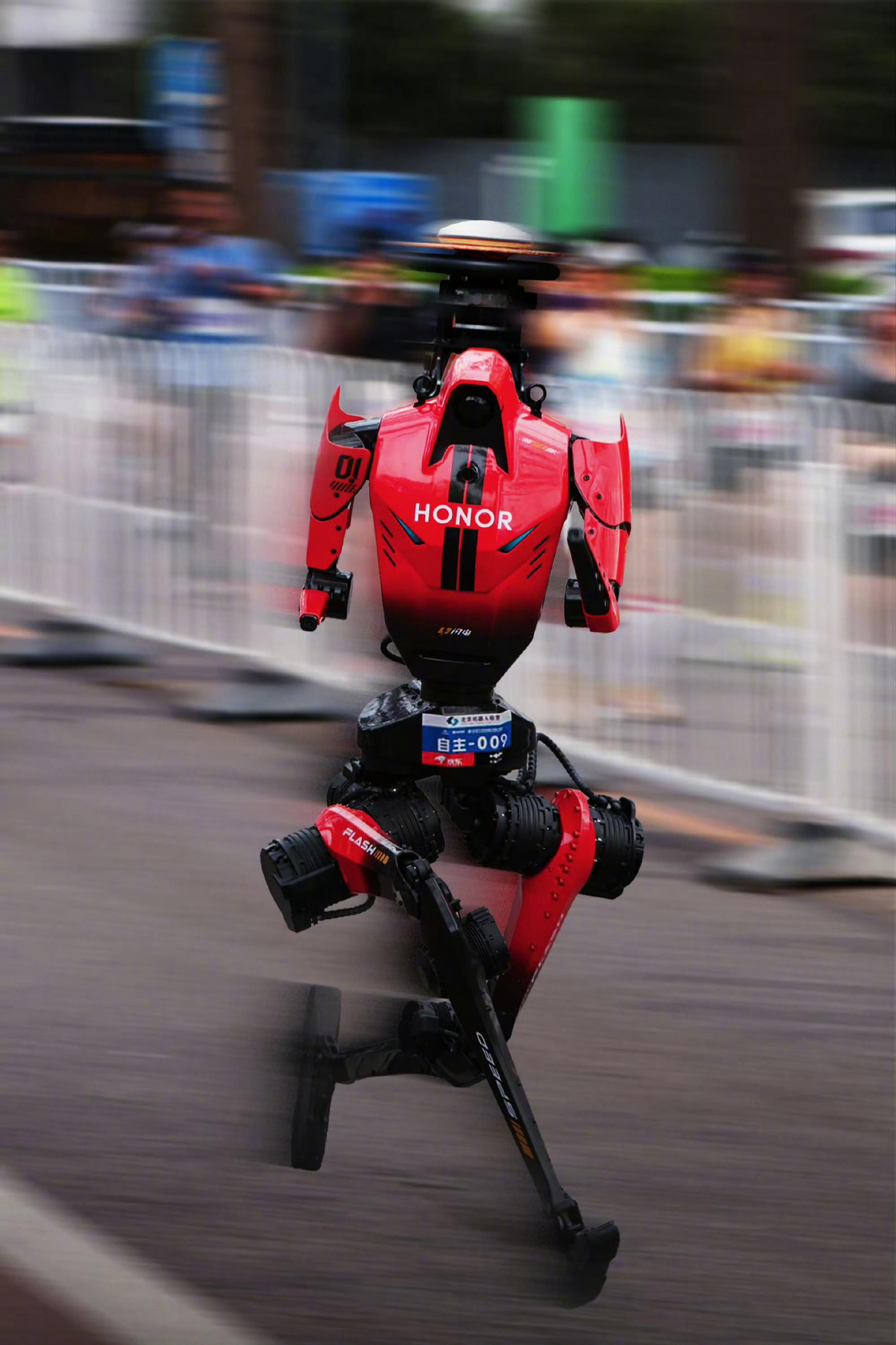 胡兵给荣耀机器人发走秀offer不得不说荣耀科研技术是真强，跨界直接出圈，硬实力