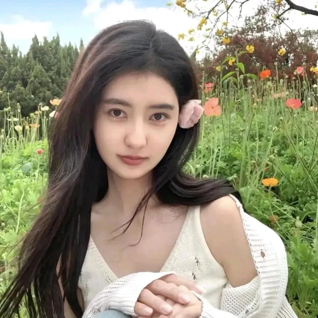 花海中的甜美少女，温柔的午后时光自然清新美少女 自然甜系少女 海边花海少女 花海