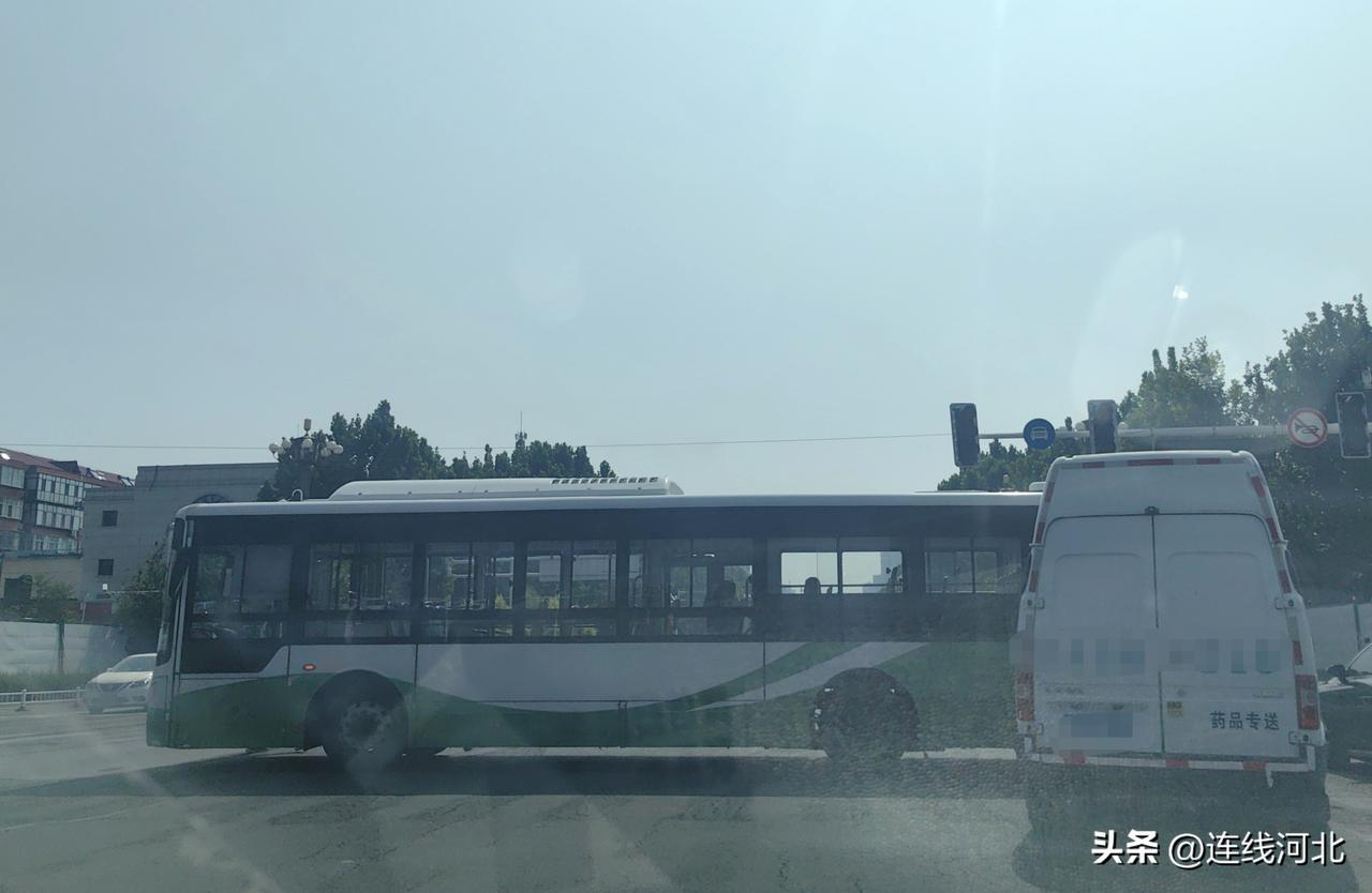 【石家庄裕华路路口两车剐蹭 公交与药品配送专用车发生接触】7月8日上午九点多，石