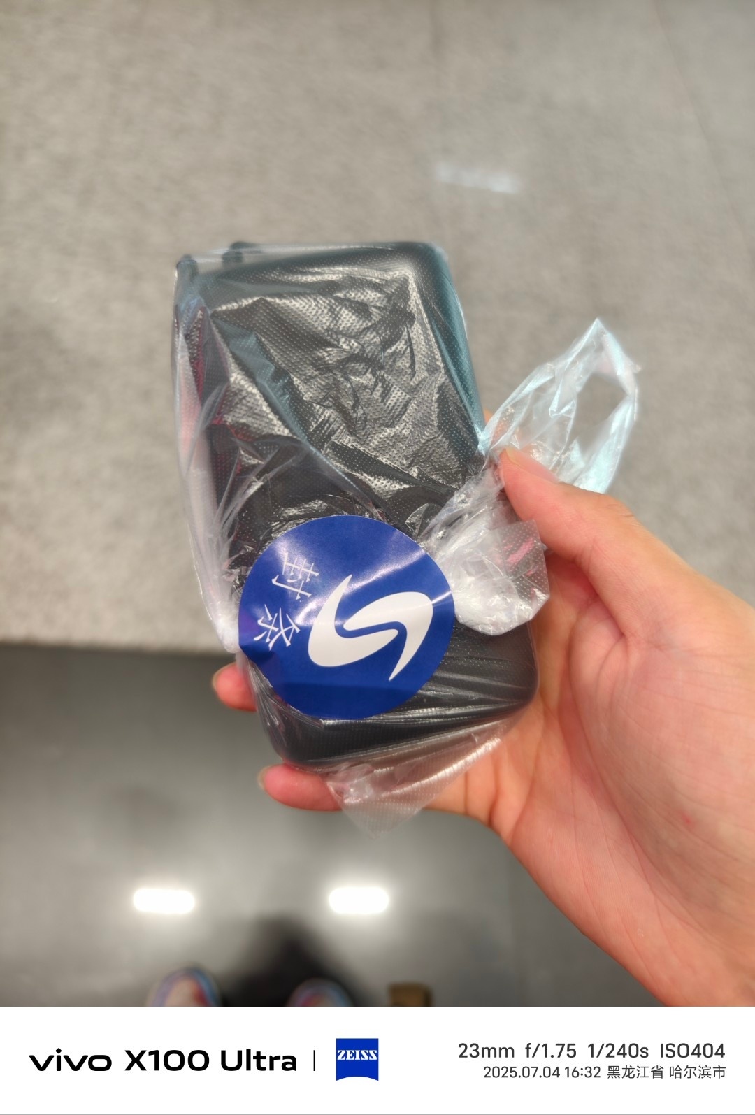 现在机场真严格，有3C标的充电宝也得贴封条，防止你中途使用。 ​​​