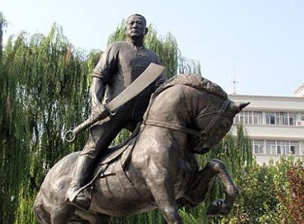 1934年，吉鸿昌被杀，妻子花了8万大洋赎回他的遗体。不久后，妻子竟然睡大街、吃