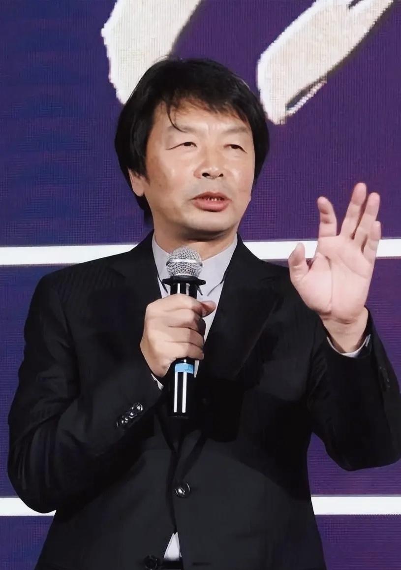 作家刘震云：男人是不需要爱情的，
但是男人需要女人。男人一旦在女人这里得到了生理