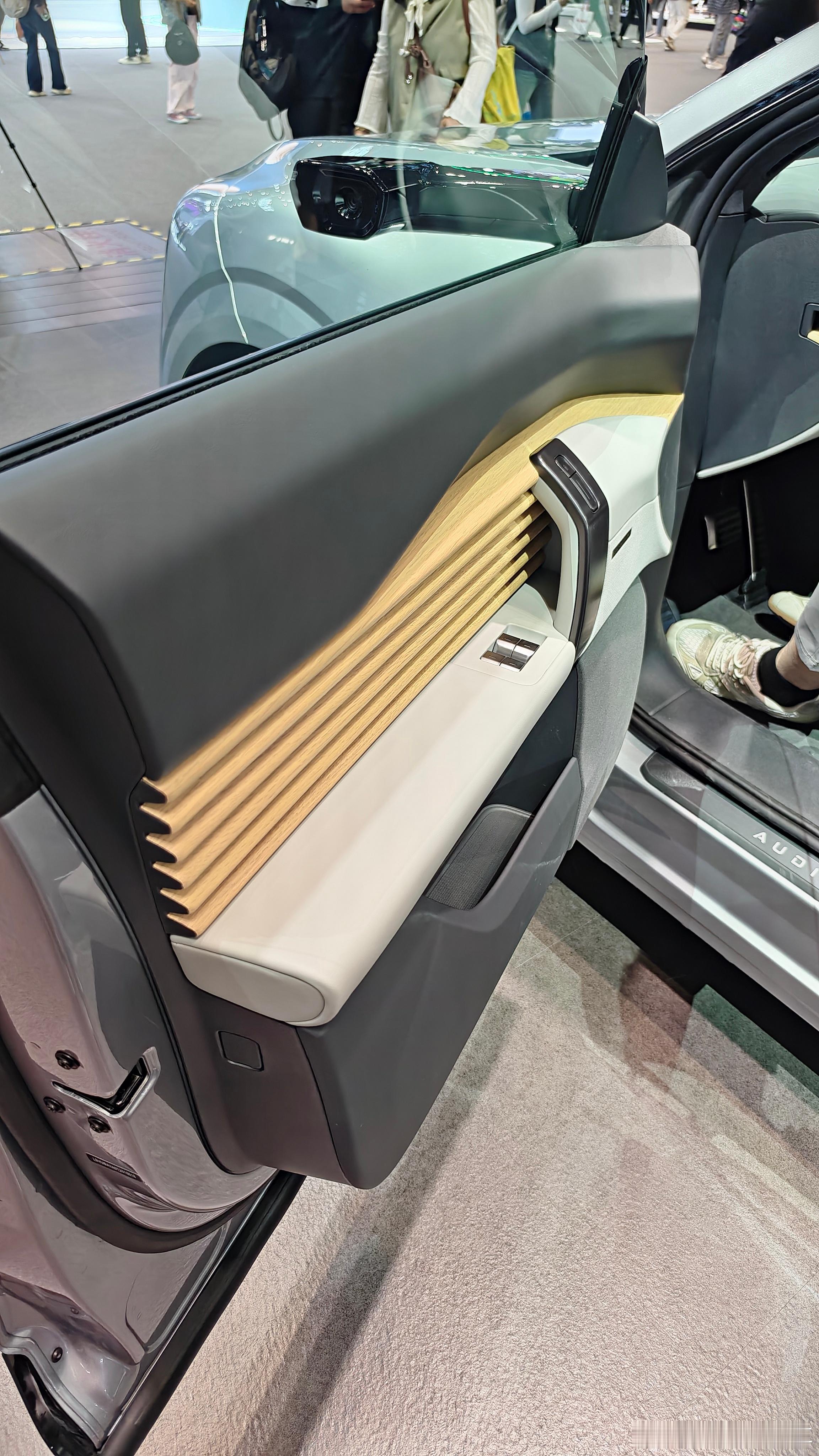 AUDI E7X这个木纹异形内饰板，如果是真木纹……那成本真不低